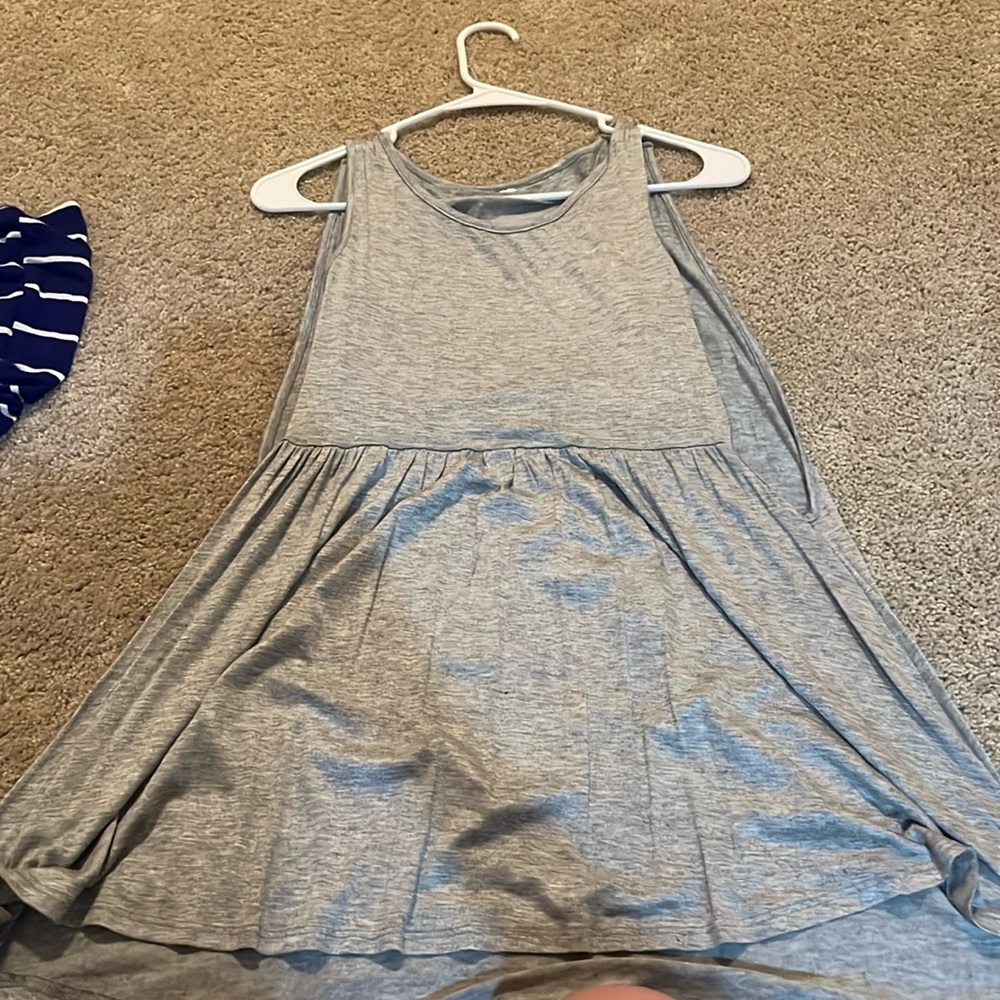 Tag is cut off but it’s a maternity top I think it’s a medium